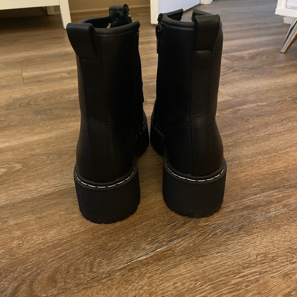 Bettyy Black Steve Madden Boots - Picture 3 of 4